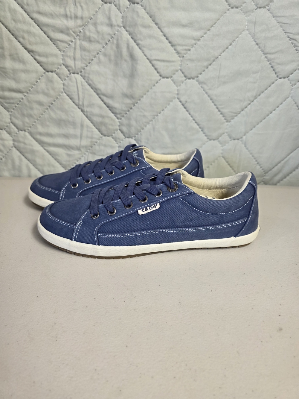 Taos Footwear Women's Moc Star Indigo Distressed Sneaker 8.5 US